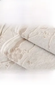 Gros plan d'une housse de canapé en velours de lait avec texture gaufrée épaisse et tissu