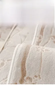 Vue détaillée de la couture large sur la housse de canapé en velours de lait crème
