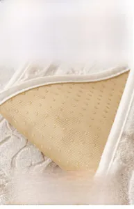 Détail de la housse de canapé en velours crème avec envers antidérapant en silicone doux