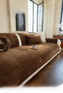 Gros plan sur coussin de canapé en velours de vison marron avec texture rayée et tissu doux