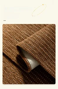 Détail de la housse de canapé en velours de vison avec bordure large et texture rayée