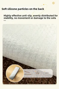 Détail des particules antidérapantes en silicone souple sur le coussin de canapé crème