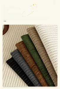 Gros plan de coussins de canapé épais à texture gaufrée dans divers tons chauds