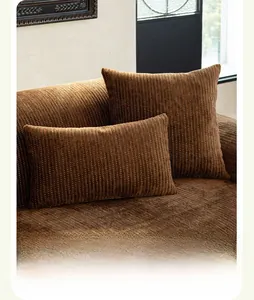 Détail de housses de coussin en velours côtelé marron foncé avec texture rayée premium