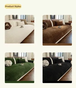 Détail des coussins de canapé en brocart rayé en beige, marron foncé, vert foncé et noir