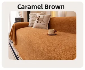 Détail du jeté de canapé en polaire caramel avec d'élégantes franges à pompons beige