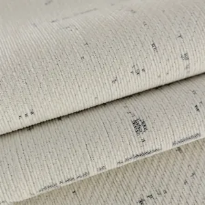 Copridivano in ciniglia bianco crema con spesse strisce verticali e tessuto morbido
