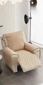 Gros plan d'une housse de fauteuil inclinable matelassée kaki avec coutures en losange