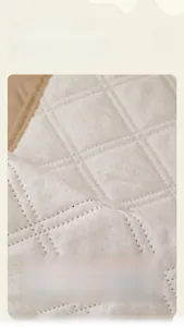 Vue macro du dos antidérapant en silicone d'une housse de canapé matelassée