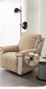 Détail de housse de fauteuil matelassée kaki avec boucle antidérapante et élastique