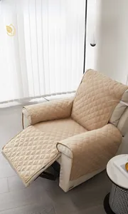 Détail de la housse de canapé matelassée beige avec motif en losanges élégant