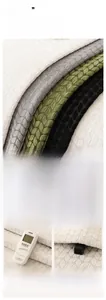 Dettaglio macro del tessuto in ciniglia spessa con motivo a foglie e trama jacquard