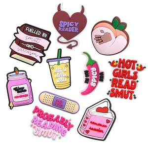 Set de 10 dijes de PVC para zapatos Bookish Smut con diseños de Spicy Reader y café
