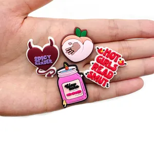 Set de cuatro adornos para zapatos de PVC Bookish Smut con motivos de Spicy Reader