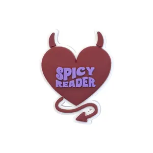 Detalle del adorno de PVC Spicy Reader con corazón de diablo para calzado tipo clog