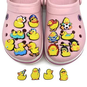 Süße gelbe Enten Schuhanhänger Set aus PVC für Clogs mit niedlichen Cartoon DIY Designs