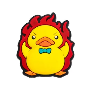 Detailansicht eines 3D-PVC-Enten-Schuhanhängers mit roter Flamme und türkiser Schleife