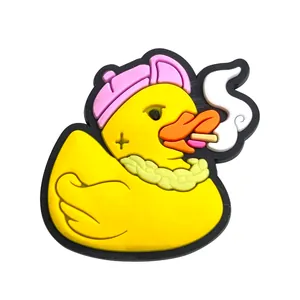 Detailansicht des 3D-PVC-Enten-Schuhanhängers mit rosa Baretthut und goldener Kette