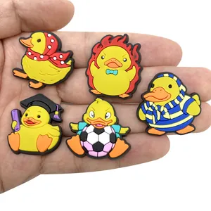 Set mit 5 süßen gelben Enten-Schuhanhängern aus PVC für verschiedene Themen