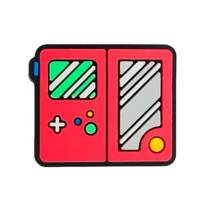 Dettaglio di ciondolo in PVC per scarpe tipo console gioco retrò rossa per sabot da giardino