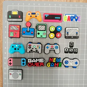 Dettaglio di 18 ciondoli colorati in PVC per scarpe con design di console e controller retrò
