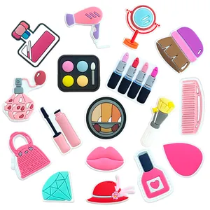 Set di 16 ciondoli per scarpe tema trucco per zoccoli con asciugacapelli rosa e rossetto in PVC