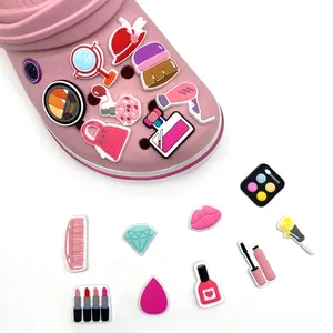 Set di ciondoli per scarpe in PVC a tema trucco con rossetto e specchio per zoccoli