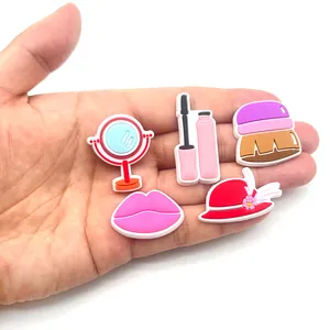 Set di 5 ciondoli per scarpe in PVC trucco con specchio, mascara e icone di rossetto