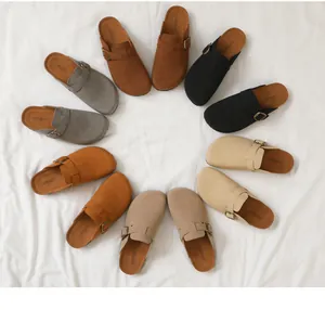 Flache Ansicht von Vintage-Kork-Clogs in verschiedenen Farben mit Wildleder-Obermaterial