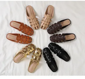 Mules planos trenzados en cinco colores neutros dispuestos en un patrón circular