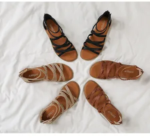 Draufsicht auf geflochtene Römersandalen mit Reißverschluss in Schwarz, Beige und Braun