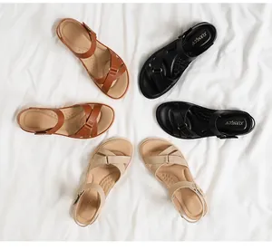 Drei Farben flache Modesandalen mit Überkreuzgurten und Massage-Fußbett-Design
