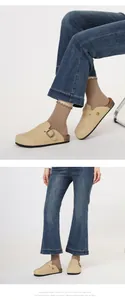 Details von camelfarbenen Clogs mit Korksohle, kombiniert mit Jeans und braunen Socken