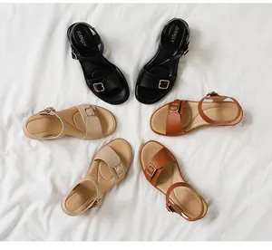 Sandali estivi bassi in nero, beige e marrone con fibbie dorate e solette traspiranti