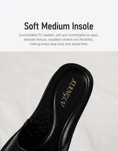 Nahaufnahme der weichen Latex-Innensohle und Goldlogo auf schwarzen PU-Leder-Sandalen