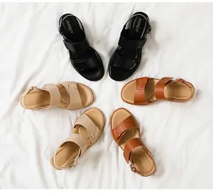 Detailansicht der Boho-Plateau-Sandalen in Schwarz, Beige und Braun mit Klettverschluss