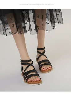 Detailaufnahme schwarzer Römersandalen mit Riemchen und weicher Korksohle für Damen