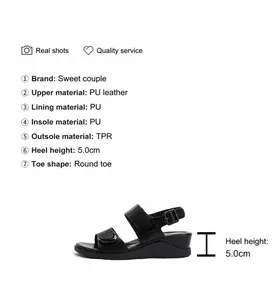 Detailansicht der schwarzen Keilsandalen mit 5,0 cm TPR-Sohle und PU-Leder-Material