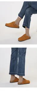 Detailansicht der ingwerfarbenen Wildleder-Clogs mit Korksohle und Metallschnalle