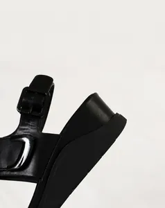 Detailansicht des 5,0 cm Plateau-Keilabsatzes der schwarzen Boho-Ledersandalen