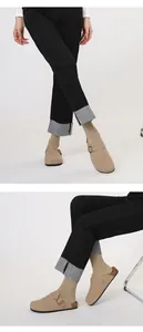 Khaki-Wildleder-Clogs mit Schnalle, kombiniert mit Jeans und gestreiften Socken