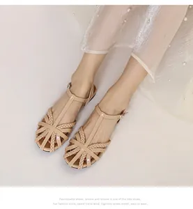 Nahaufnahme beiger geflochtener Sandalen mit Riemchendesign und Schnallenverschluss