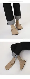 Details von khakifarbenen Wildleder-Clogs mit verstellbarer Metallschnalle an Korksohle