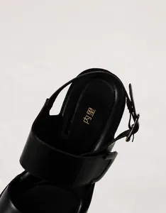 Detailaufnahme der Bohemian Keilsandalette mit weicher Latexsohle und verstellbarem Riemen