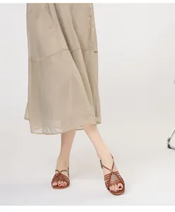 Primer plano de sandalias de cuero marrón con elegantes tiras cruzadas detalladas