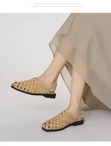 Primer plano de sandalias tejidas color camel con patrones geométricos calados