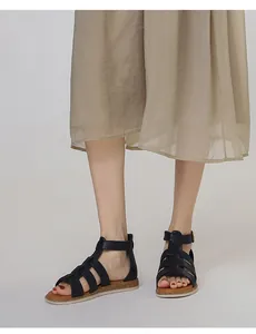 Detail von schwarzen Gladiator-Sandalen mit Riemen und Sohle in Kork-Optik
