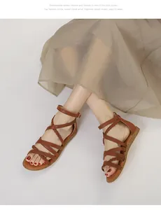 Detailansicht der braunen geflochtenen flachen Sandalen mit Knöchelschnalle aus Metall