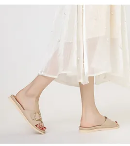Detail der aprikosenfarbenen Slipper mit Goldschnalle und Rock mit Perlenverzierung