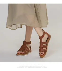 Detailansicht brauner flacher Riemchensandalen mit verstellbaren Schnallen und Sohle